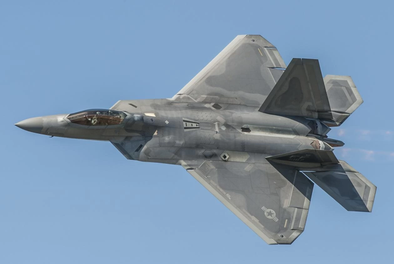 Όταν το F-22 «ξεβάφει» και φαίνεται στο ραντάρ (εικόνες)